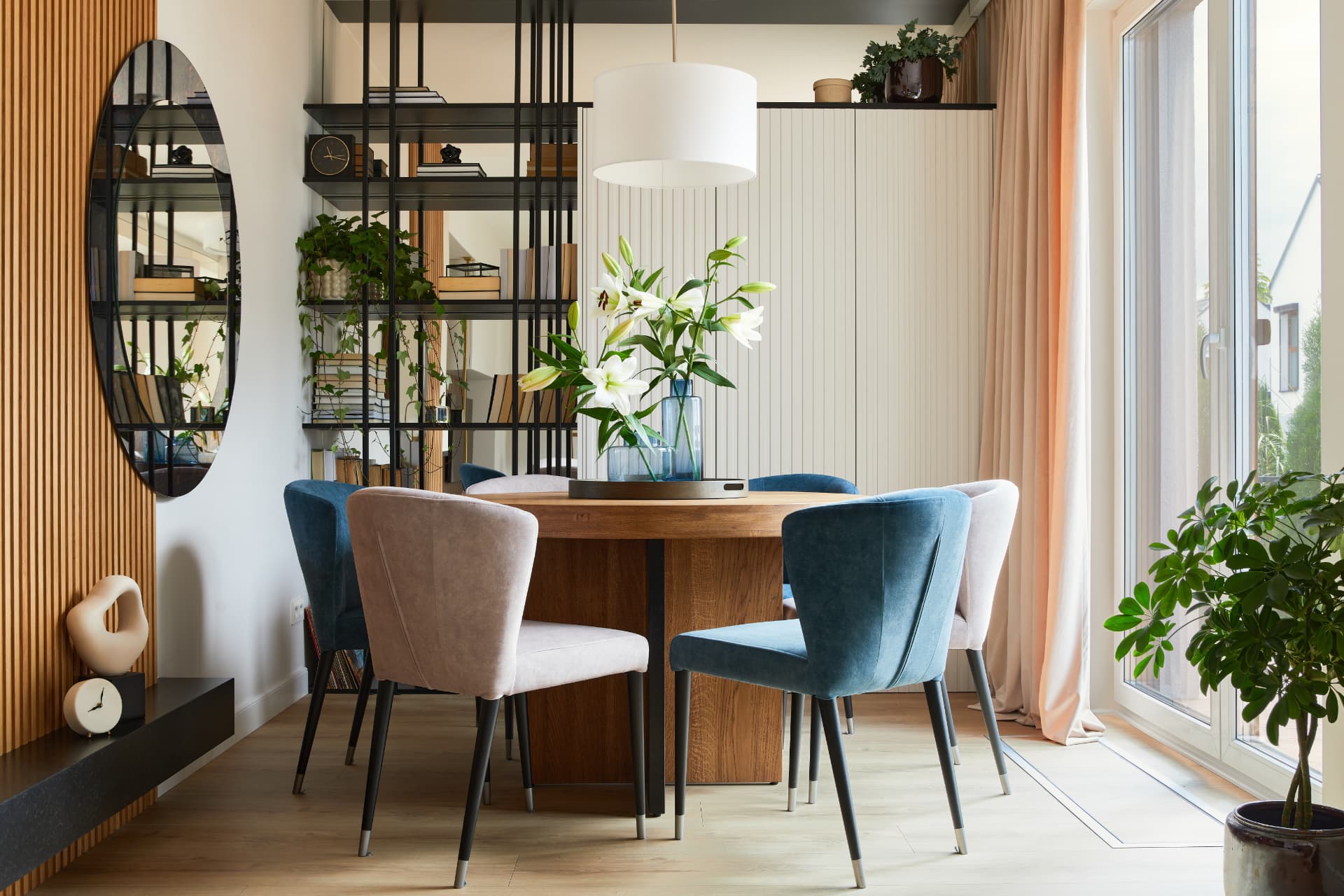 Sala da pranzo elegante con arredi di pregio
