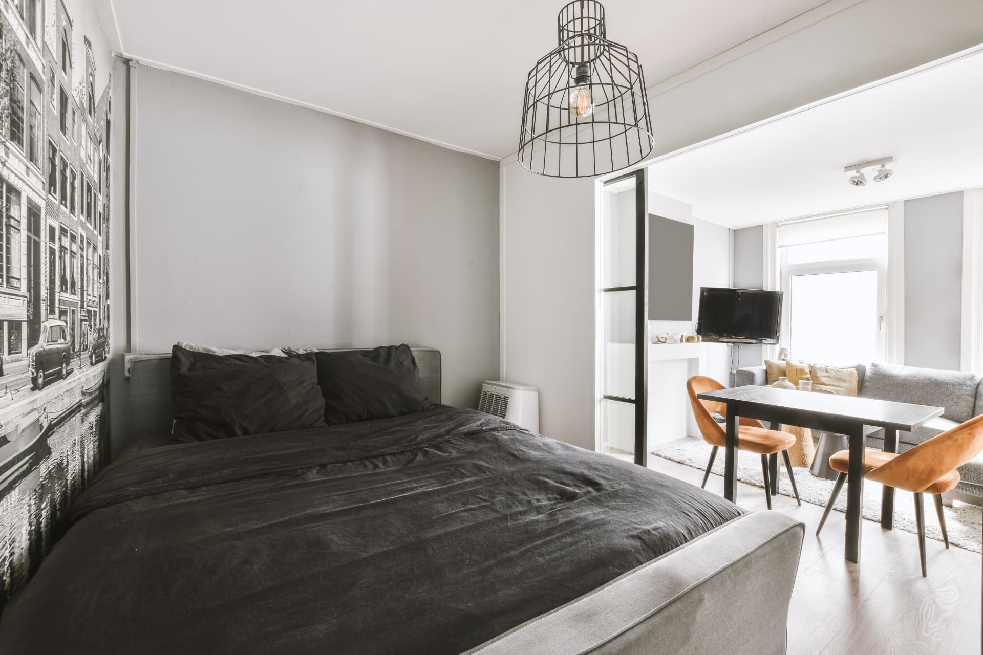 Camera e zona living di un appartamento contemporaneo