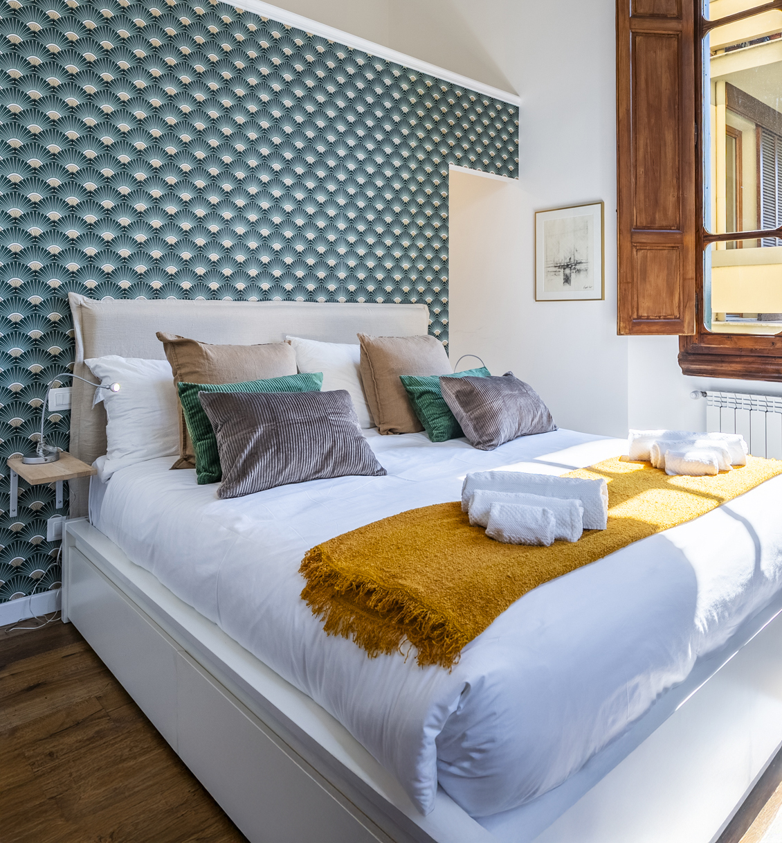 Camera da letto con letto preparato con cura e asciugamani piegati per gli ospiti