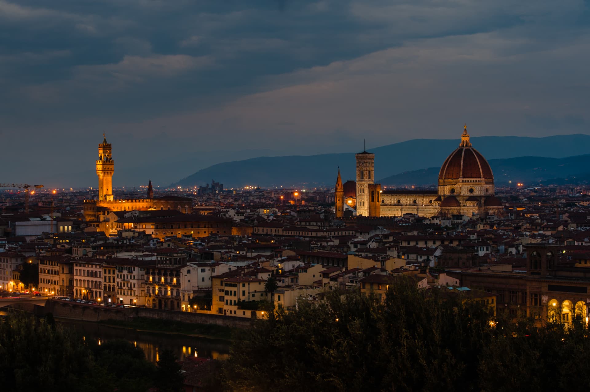 Panorama notturno di Firenze con la cupola del Duomo e Palazzo Vecchio illuminati